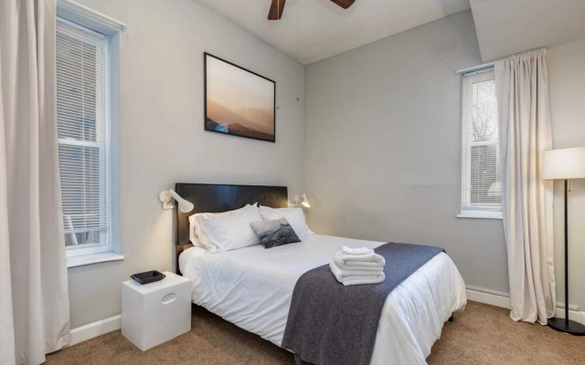 photo 3 of Updated CWE 1BR Near BJC by Zencity