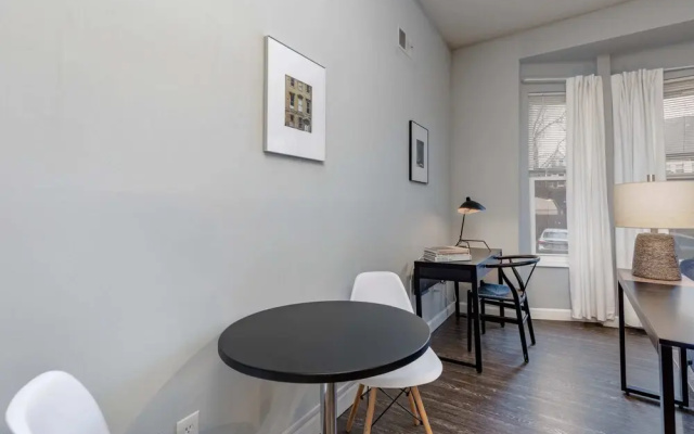 photo 4 of Updated CWE 1BR Near BJC by Zencity