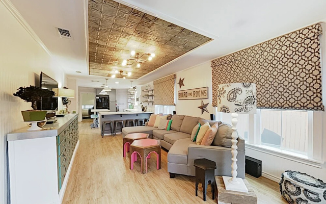 photo 2 of Updated West North Inn, Walk To Schlitterbahn 3 Bedroom Home