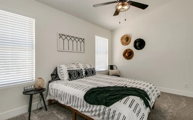 photo 2 of Upgraded 4-bdrm Beautiful Home W/pool!