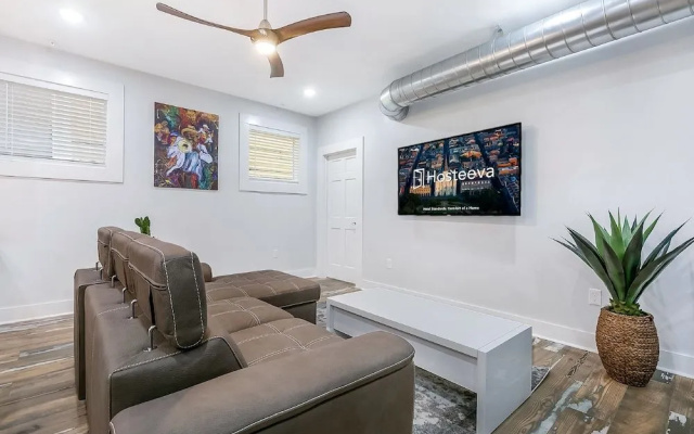 photo 2 of Urban Oasis 4BD House close to FQ