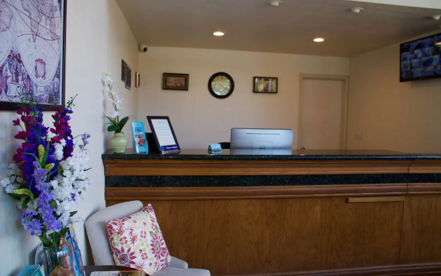 photo 2 of Munras Inn