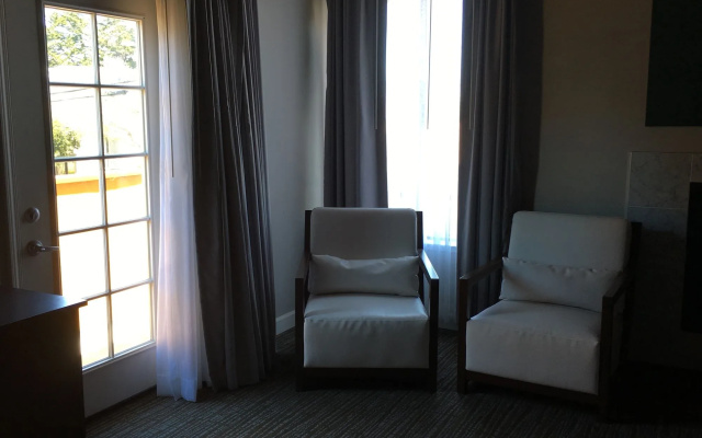 photo 4 of Munras Inn