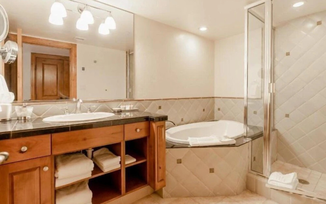 photo 3 of Vail Village Hotel Room With 2 Queens