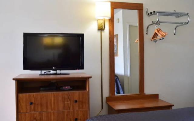 photo 2 of Value Inn Livonia