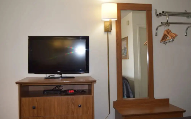 photo 4 of Value Inn Livonia