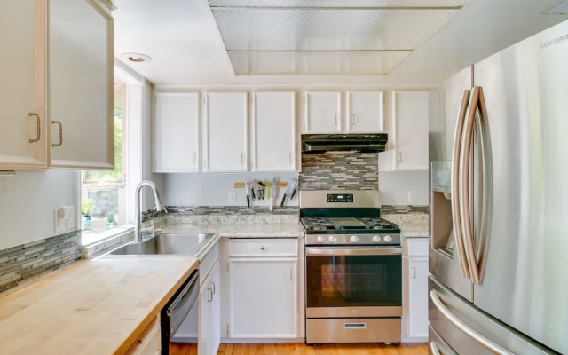 photo 3 of Vancouver Vacation Rental ~ 16 Mi to Portland!