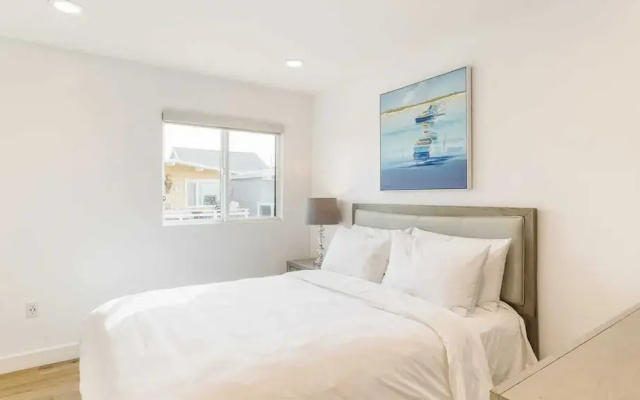 photo 3 of Velvet Sand I by Avantstay Steps to Newport Beach Private Rooftop w/ Outdoor Kitchen & Hot Tub!