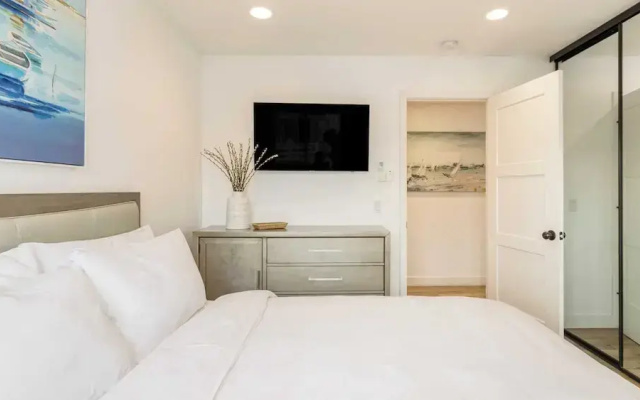 photo 4 of Velvet Sand I by Avantstay Steps to Newport Beach Private Rooftop w/ Outdoor Kitchen & Hot Tub!