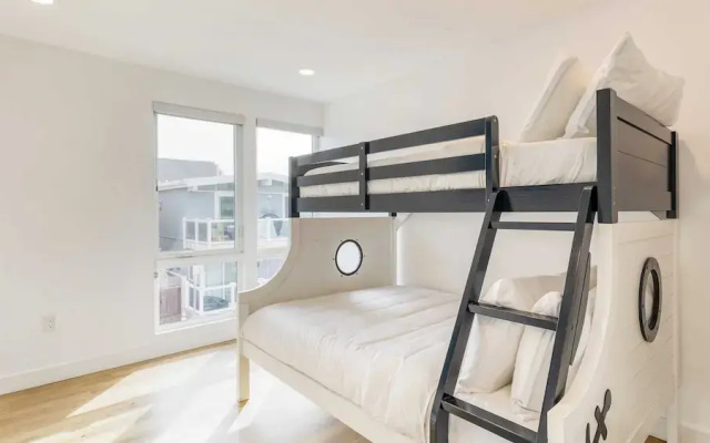photo 5 of Velvet Sand I by Avantstay Steps to Newport Beach Private Rooftop w/ Outdoor Kitchen & Hot Tub!