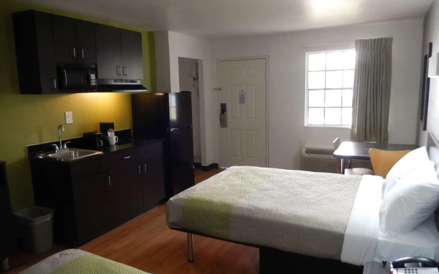 photo 2 of Studio 6-Houston, TX - Intercontinental Airport South