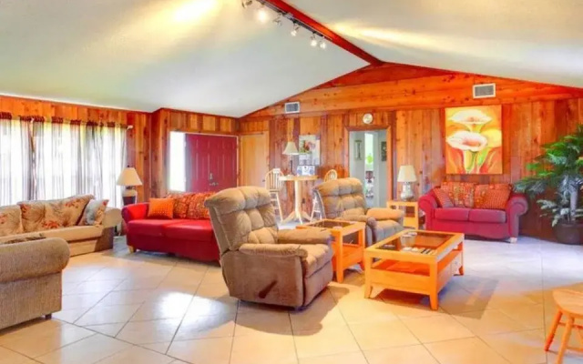 photo 2 of Venice Euclid Home 3 Br Home by RedAwning