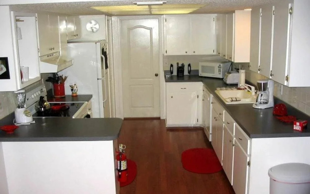 photo 4 of Venice Euclid Home 3 Br Home by RedAwning
