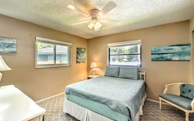 photo 5 of 4 Mi to Beaches: Home w/ Lanai & Yard in Venice!