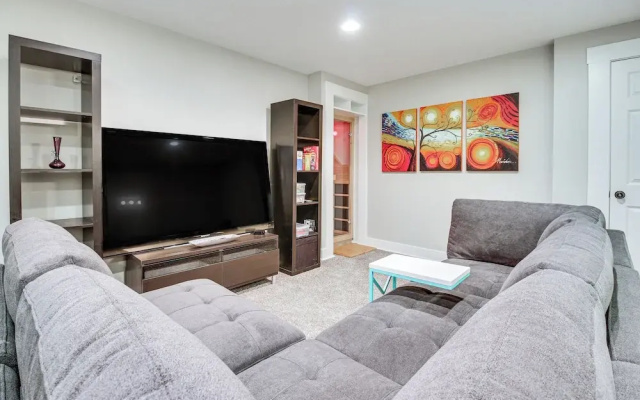 photo 2 of Vibrant Downtown Cincinnati Townhome w/ Sauna!