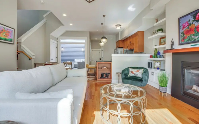 photo 4 of Vibrant Downtown Cincinnati Townhome w/ Sauna!