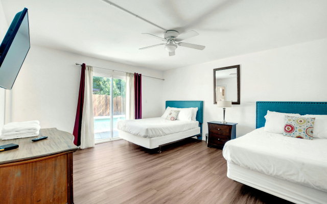 photo 2 of Vibrant in Vegas 4 Bd with Shimmering Pool!