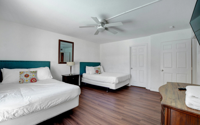 photo 3 of Vibrant in Vegas 4 Bd with Shimmering Pool!