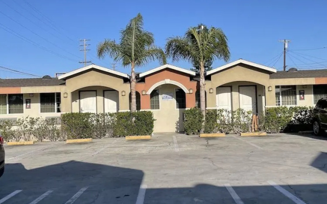 photo 3 of Villa Inn & Suites