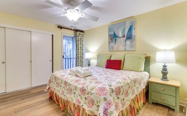 photo 3 of Vintage Hilton Head Island Condo: Steps to Beach!