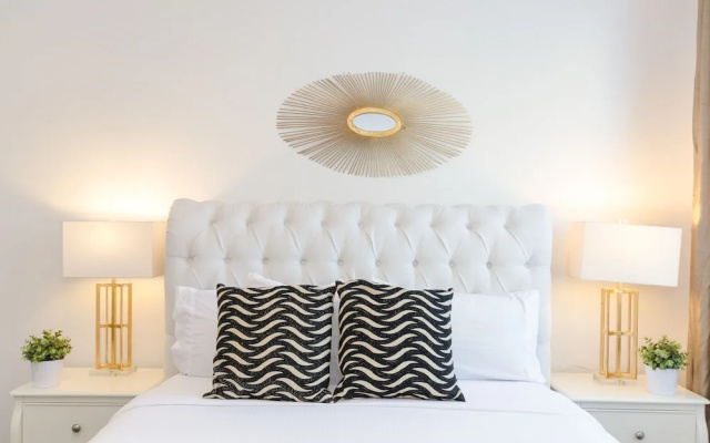 photo 2 of VIP LA Hollywood 5 BD Famous Suite
