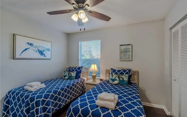 photo 5 of Vista Verde East - Two Bedroom Condo - 5-137