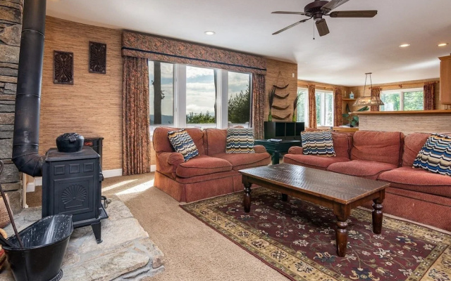 photo 2 of Vista View Lodge - 7 Br home