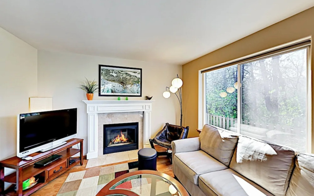 photo 2 of W/ Patio Short Walk To Bus Line 2 Bedroom Townhouse