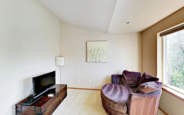 photo 3 of W/ Patio Short Walk To Bus Line 2 Bedroom Townhouse