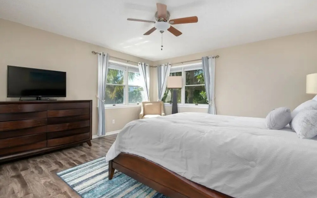 photo 3 of Walk To Beach Recently Renovated Sleeps 6 2 Bedroom Condo by RedAwning