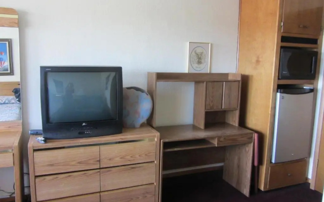 photo 3 of Warrick Plaza Inn