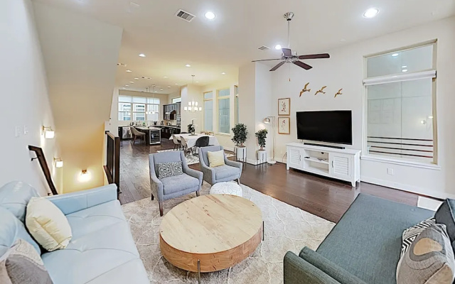 photo 4 of Washington Corridor All-suite W/ Gourmet Kitchen 3 Bedroom Townhouse