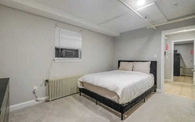photo 2 of Washington, DC, Area Apartment < 2 Mi to Subway!