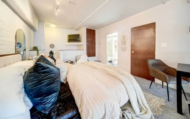 photo 2 of Waterfront Cleveland Apt ~ 1 Mi to Downtown