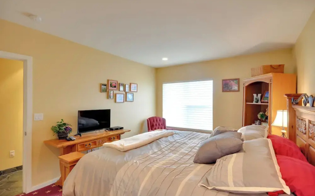 photo 2 of Waterfront Oregon Abode w/ Balcony & Ocean Views!