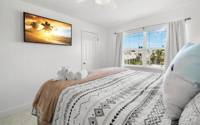 photo 4 of Waves 17, 1 Bedroom, Sleeps 4, Pool View, Heated Pool, Bbq, Wifi