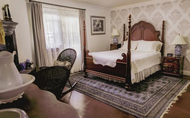 photo 2 of Weaverville Hotel