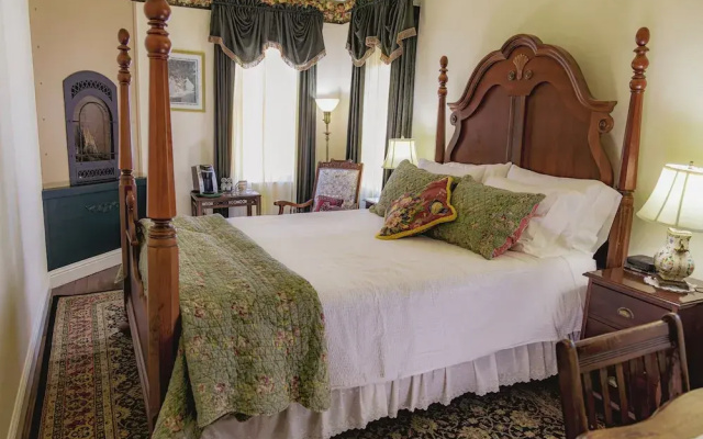 photo 4 of Weaverville Hotel