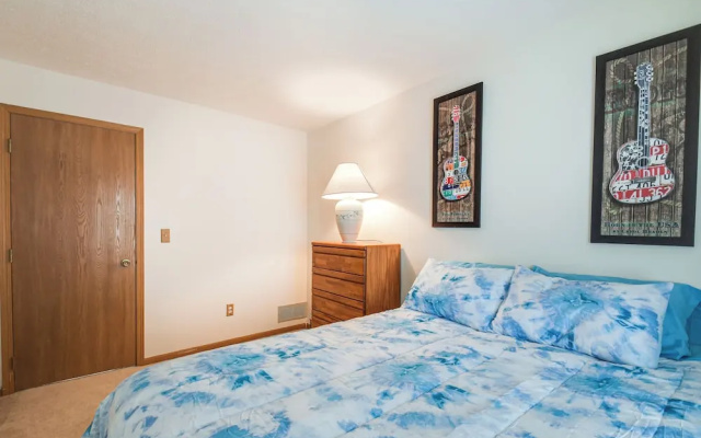 photo 2 of Welcoming Condo in Davenport: Central Location!