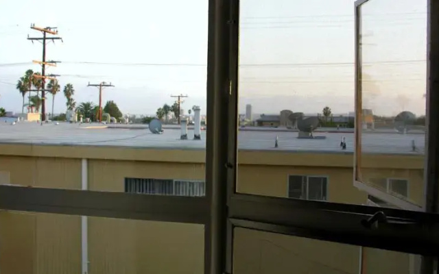 photo 4 of West Hollywood Beauty Laurel #1