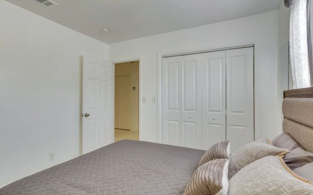 photo 2 of West Palm Beach Apartment 3 Mi to Shore!
