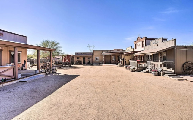 photo 2 of Western-style Phoenix Home: 15 Mi to Lake Pleasant