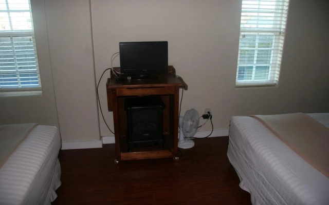 photo 2 of Westport Inn