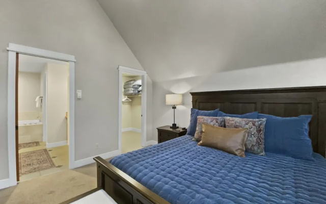 photo 4 of Westridge Chalet 4 Bedroom Townhouse by RedAwning