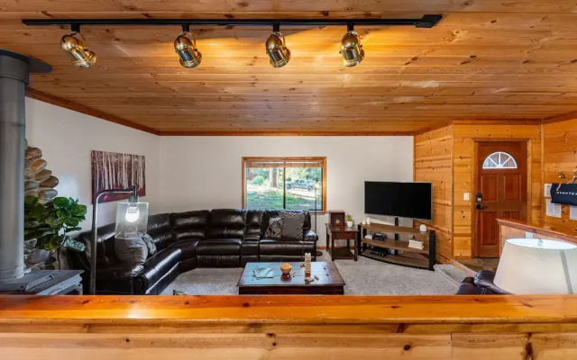 photo 3 of Whiskey Springs by Avantstay Classic Cabin Near Tahoe Donner Ski Area!