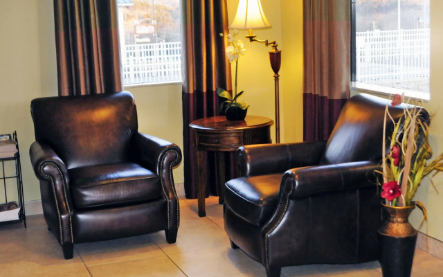 photo 2 of Whispering Hills Inn