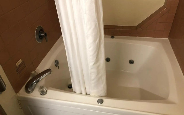 photo 4 of White Lake Inn And Suites