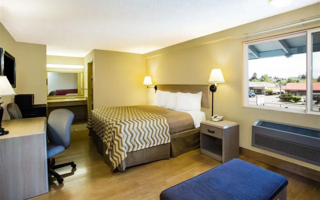 photo 3 of Travelodge by Wyndham Tacoma Near McChord AFB