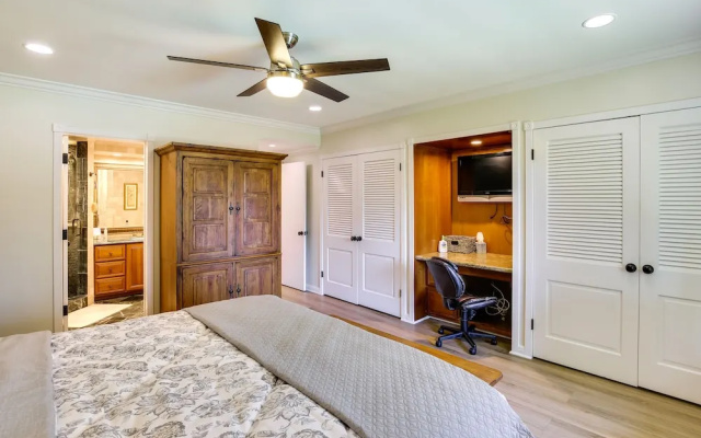 photo 2 of Whittier Vacation Rental: Close to Hiking Trails!