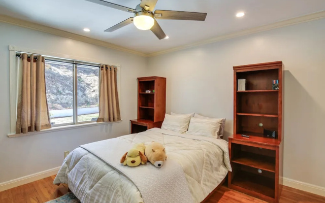 photo 4 of Whittier Vacation Rental: Close to Hiking Trails!